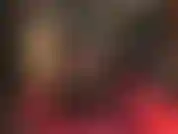 Adoro el cuero: botas altas hasta la rodilla, medias negras, minifalda de cuero corta y chaqueta con guantes.