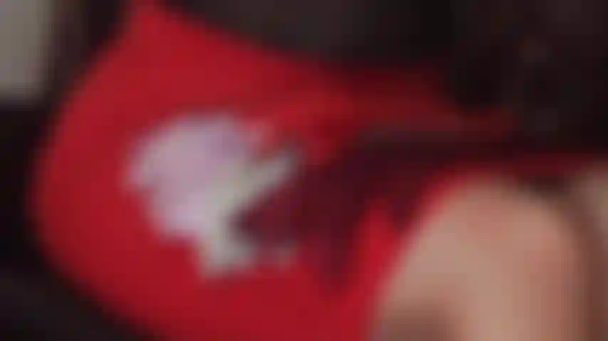 Tu adicción a los guantes de satén sedoso: con la hermosa colección de guantes suaves de la amante, ella se burla de tu polla, tus bolas y tu culo.