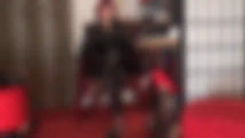 Vestida con un mono de pvc negro brillante, mi ama te convierte en su puta. Ama vivian hace que esta polla parezca irresistible.