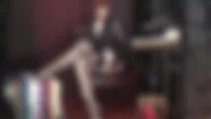 Adoración erótica de medias femdom: la ama vivian consiente a los amantes de las medias de liguero y los lleva al paraíso del nailon transparente. Siete pares de hermosas medias de nailon brillantes esperan su turno para acariciar las maravillosas piernas de la ama.