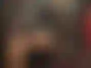 Una amante vestida con botas altas y brillantes de goma negra combinadas con un sexy traje de látex negro brillante.