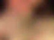 Vestido de látex blanco, guantes y medias brillantes, tacones altos, completamente vestida de blanco, la amante vivian agrega un par de guantes de goma brillantes y resbaladizos para provocarte.