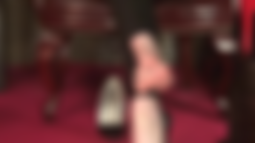 Adoración de pies descalzos, pisoteo con consolador: después de que huelas mis pies sudorosos, voy a poner todo mi peso sobre tu polla y tus bolas, dejándote sentir esos increíbles pies descalzos pisoteándote.