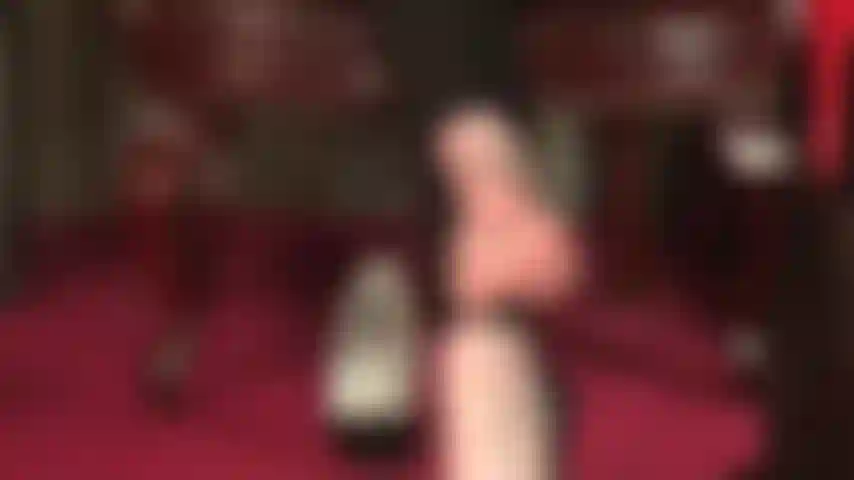 Adoración de pies descalzos, pisoteo con consolador: después de que huelas mis pies sudorosos, voy a poner todo mi peso sobre tu polla y tus bolas, dejándote sentir esos increíbles pies descalzos pisoteándote.