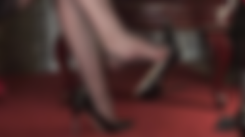 Juego de zapatos descalzos: una hermosa vista lateral de los altos arcos de la amante vivian en medias cubanas y pies descalzos colgando sexys tacones negros peeptoes.