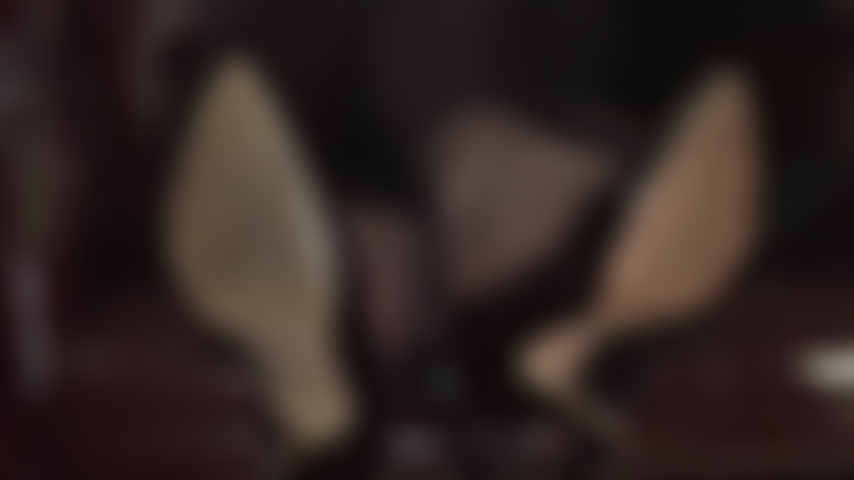 Lame mis zapatos sucios hasta dejarlos limpios. Los tobillos cruzados de mi ama te excitan muchísimo mientras balancea sus tacones negros de charol y te tienta con sus pies en medias. Tu recompensa: oler y lamer estos maravillosos dedos de nailon.