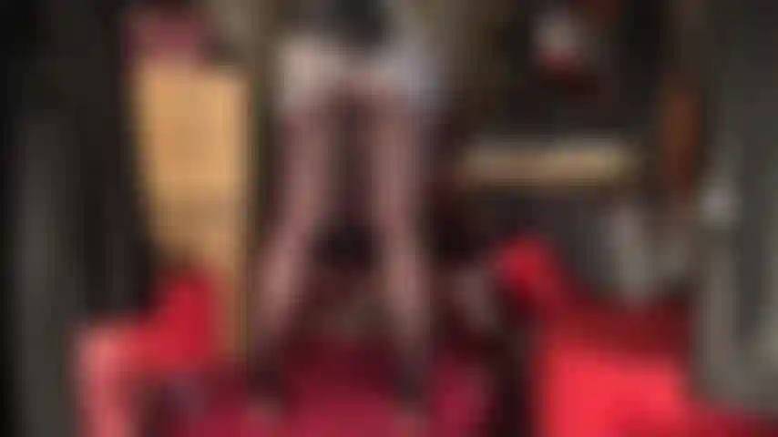 Minifalda de satén plateado brillante, tomas de upskirt y adoración de pantimedias.