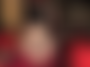 Culo desnudo, pies descalzos, plantas sexys y arcos altos, acariciando un strap-on blanco.