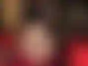 Culo desnudo, pies descalzos, plantas sexys y arcos altos, acariciando un strap-on blanco.