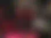 Tu diosa de látex acaricia una correa de bbc en sus manos enguantadas de goma...