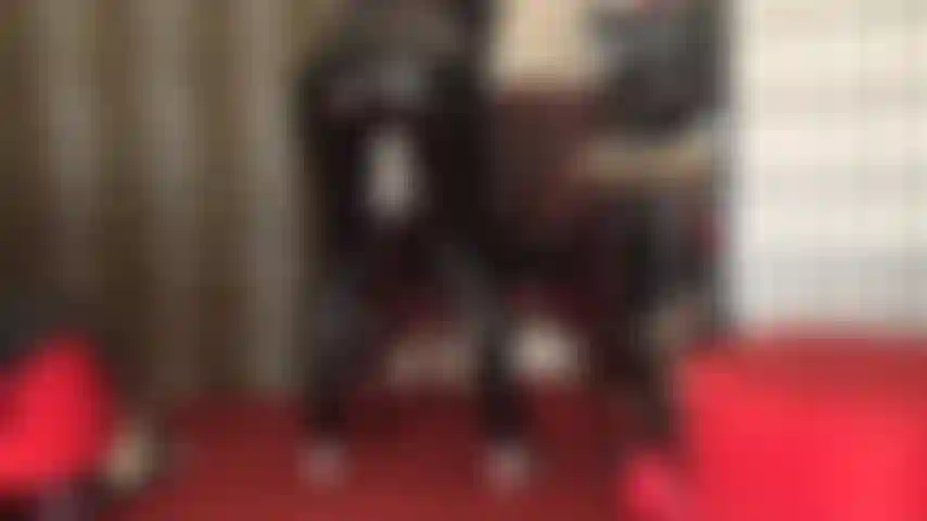 ¡Masturba tu polla en mi culo en jeans ajustados de pvc brillante!