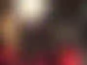 Piel blanca, cuero negro, adoración por el strap-on: tu diosa en cuero negro, botas hasta la rodilla y abrigo de piel blanca suave tiene una gran polla para tu codiciosa boca de puta.