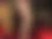 Seductora provocación de piernas en medias color bronce dorado extra brillantes, tacones de aguja y pegging con una gran polla negra con strap-on de 8 pulgadas.