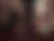 Paja y provocación con tacones altos, tacones y guantes blancos y negros.