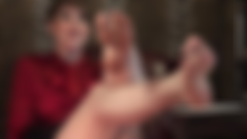 Increíbles pies descalzos: admire las suaves plantas de los pies y los lindos dedos de la amante vivian mientras mueve sus pies.