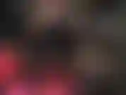 Traje de látex y strap-on. Ven aquí, mi chupapollas, prueba mi gran polla negra y mis dedos de goma.