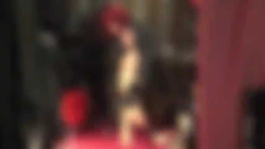 Diosa en cuero que te provoca con sus piernas calientes en medias color canela brillantes y sandalias rojas con tiras en el tobillo.