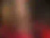 Unas increíbles piernas de nailon brillante en medias doradas brillantes.