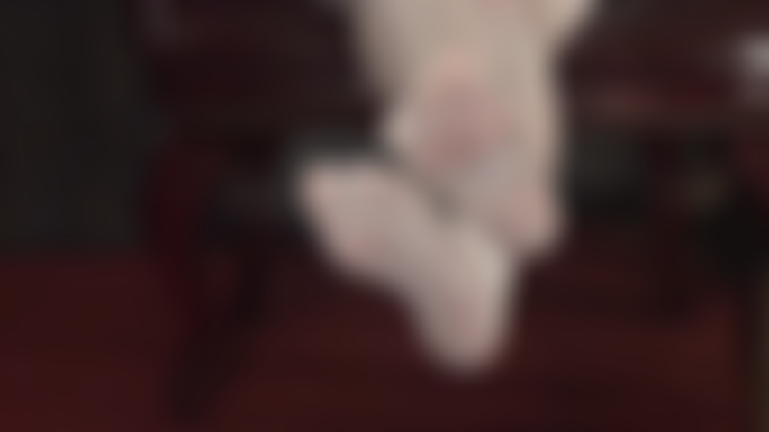 No te cansas de los pies de mi ama, ya sea que estén envueltos en medias blancas brillantes o descalzos. La ama vivian explota tu fetiche por los pies.