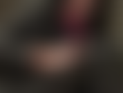 Te encantan los jeans brillantes de pvc. Disfruta de tu fetiche con mi ama vivian, vestida con elegancia, con peluca larga, gafas, pulseras, pañuelo de seda, esmalte de uñas, besando y lamiendo sus pantalones brillantes.