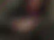 Te encantan los jeans brillantes de pvc. Disfruta de tu fetiche con mi ama vivian, vestida con elegancia, con peluca larga, gafas, pulseras, pañuelo de seda, esmalte de uñas, besando y lamiendo sus pantalones brillantes.