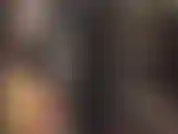 Adoro a una diosa de pvc: minivestido sexy de vinilo, botas cortas, abrigo de charol y guantes de cuero. Ama ofrece vistas sensuales a su hermoso y brillante atuendo.