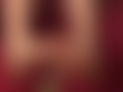 Pies descalzos, trabajo de pies sobre un consolador blanco sin circuncidar: la amante se burla muchísimo de esta polla, deslizando sus dedos suavemente a lo largo del eje, envolviéndolos alrededor de la cabeza, arcos moviéndose hacia arriba y hacia abajo...