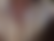 Dominación sensual con strap-on: imagínate sentada en mi enorme polla blanca, siénteme empujando lentamente dentro de ti, mirándote profundamente a los ojos mientras lamo mis sexys labios rojos brillantes.