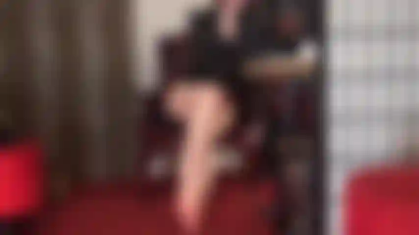 Uno de los mejores culos y pies descalzos. Sé lo débil que te sientes por mi culo y pies desnudos juntos. Una tanga roja y sensual y suelas suaves. Lo único mejor es añadir un gran strap-on colgando entre los arcos.