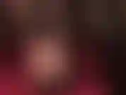 Con los pies descalzos asomando por unos sexys y brillantes peeptoes, primero con una pequeña plataforma, luego con unos mules de plataforma extrema, altísimos y súper sexys. ¡Qué calor!