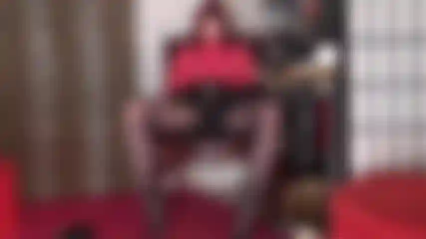 Tu pito no sirve para nada. Por qué debería llamar la atención? Quieres un besito? Jamás besaría una polla tan pequeña! Apenas tan grande como mi dedo medio! Lo que servirás es una polla negra!