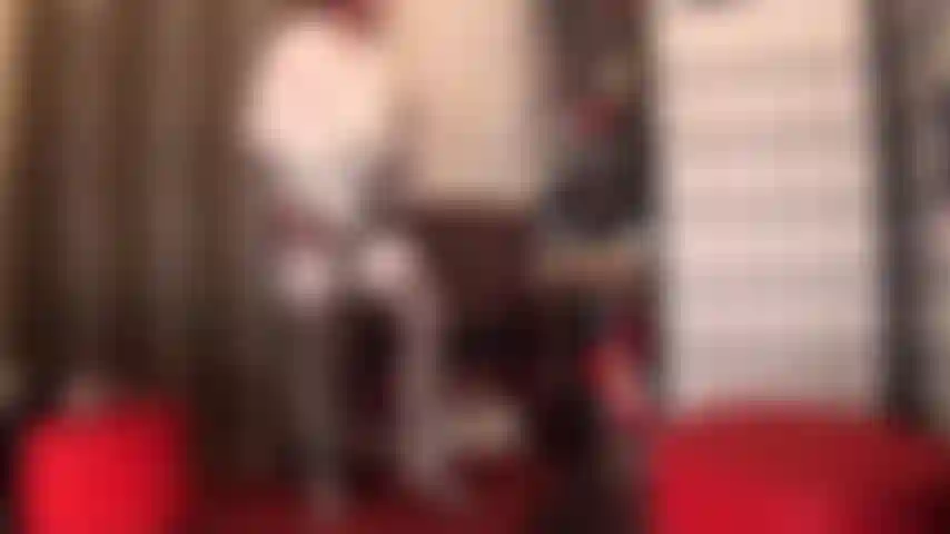 Dominación con strap-on en satén blanco y medias brillantes sobre pantimedias. Mi ama te va a follar la cara con su gran polla blanca. 25 Cm. Sentir mis sedosas medias de nailon rozando tu cara es justo lo que necesitas ahora mismo.