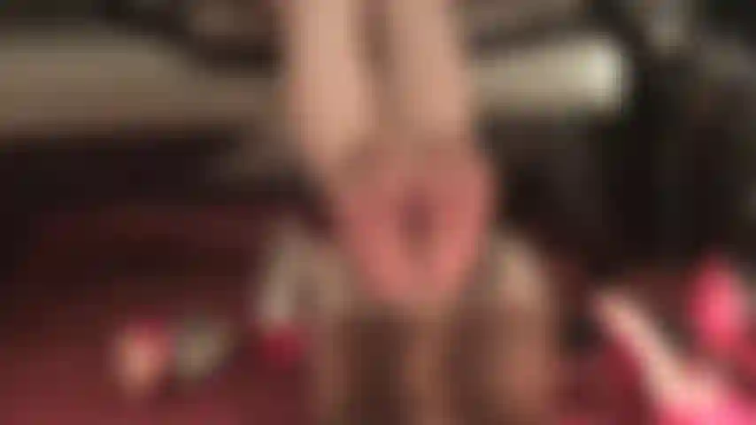 Adoración de pies en pantimedias: las hermosas suelas de pantimedias color canela de la amante descansan sobre su taburete, rodeadas de sexys tacones de aguja.