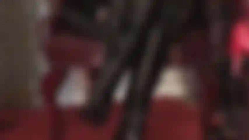 Los amantes del pvc disfrutarán viendo a la amante usar guantes de vinilo brillante para acariciar suavemente sus botas de charol brillante.