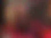 Oh, mira ese culo sexy con esa minifalda de látex negra extra brillante y ajustada, medias con encaje y botas hasta la rodilla.