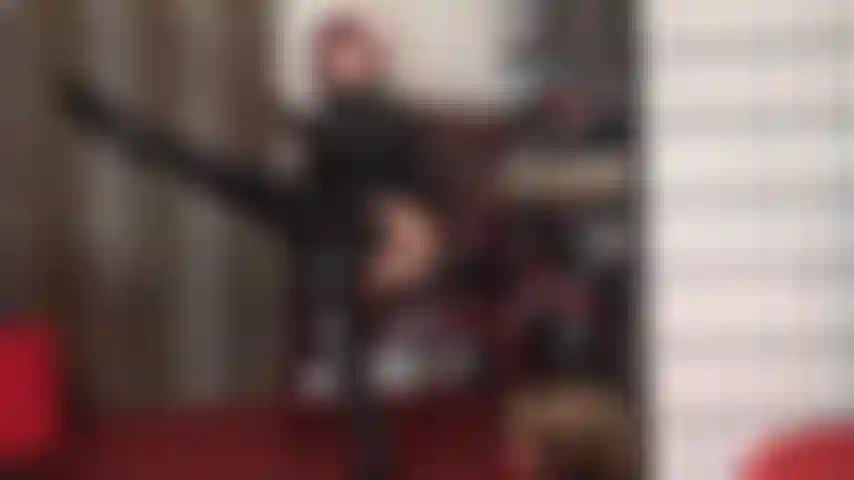 Bragas negras brillantes metalizadas, ligas y botas provocan tu polla de esclava.