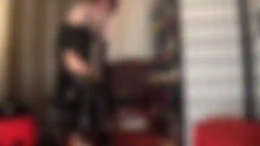 Admira mis brillantes curvas en traje de gato de pvc negro.