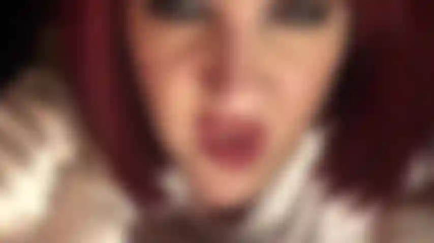 La ama te tiene débil por sus guantes de satén suaves y muy brillantes.