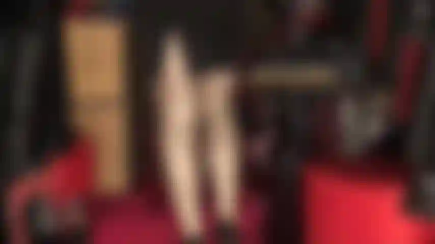 Las piernas en medias extremadamente brillantes son tu mayor debilidad.