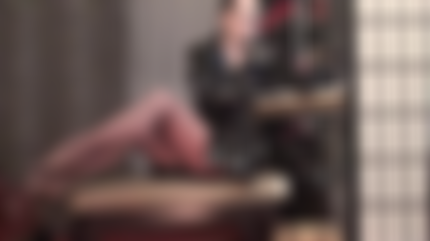 El poder de las piernas de la señora vivian: sus piernas y pies te llevarán de rodillas.