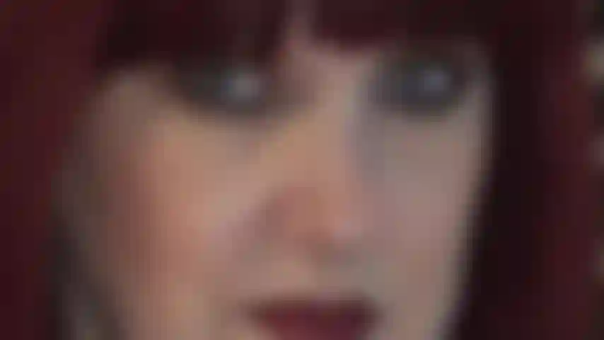 Ama te debilita las rodillas con su intensa mirada.