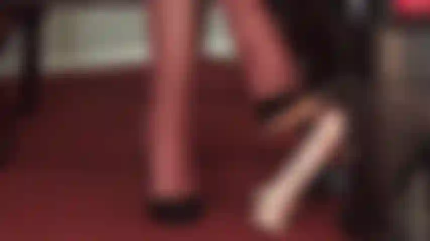 El suave roce de los tacones altos de mi ama es lo que tu polla esclava desea ahora mismo.