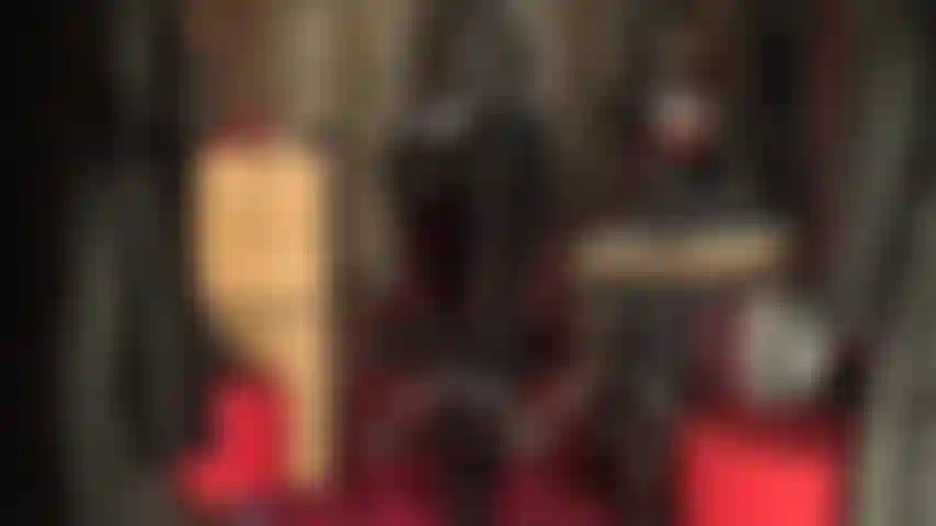 Catwoman exige adoración por sus brillantes curvas en traje de gato de pvc, mostrando su culo y piernas perfectas con botas.