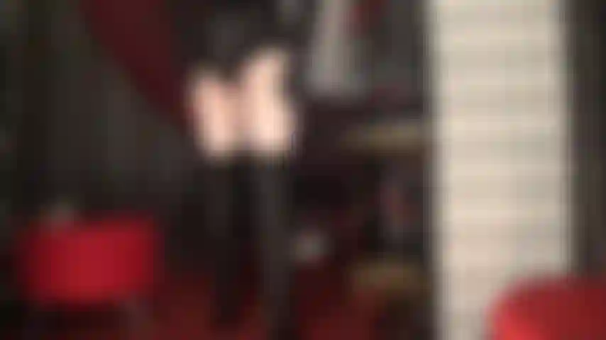 Cuero negro, medias blancas y una polla grande y sabrosa para que la adores, mi puta.