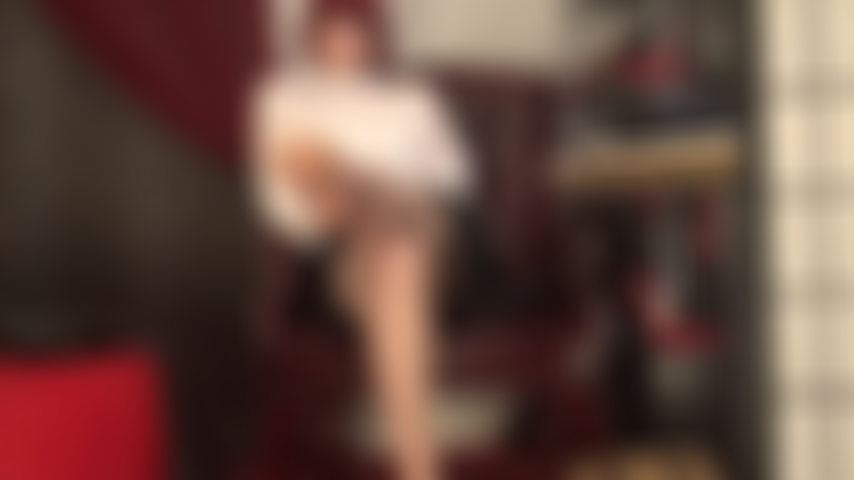 Adicta a los maravillosos pies descalzos de mi ama; tu adicción a los pies y piernas descalzos de mi ama es evidente. Provocando lentamente, justo como mi ama quiere que provoques el semen de tu polla de esclava.