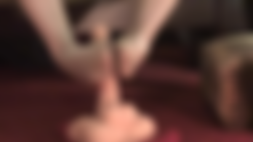 Ama ordeña esta polla erecta con sus pies en brillantes medias doradas y mucha saliva.