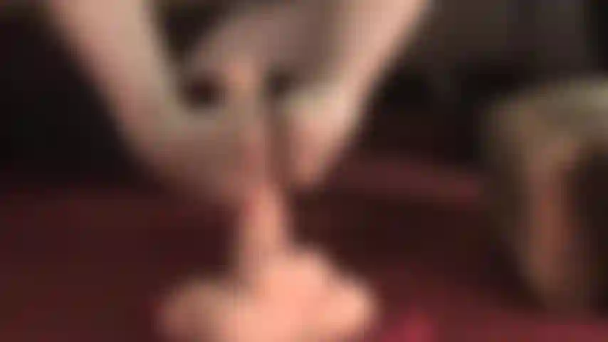 Ama ordeña esta polla erecta con sus pies en brillantes medias doradas y mucha saliva.