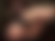 Ama de piel desnuda perfecta, pies, piernas y culo, tocados por guantes de cuero.