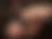 Ama de piel desnuda perfecta, pies, piernas y culo, tocados por guantes de cuero.