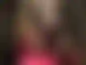 Cambio de outfit de body de tanga de vinilo, medias y tacones a vestido negro sexy y botas de tiras.